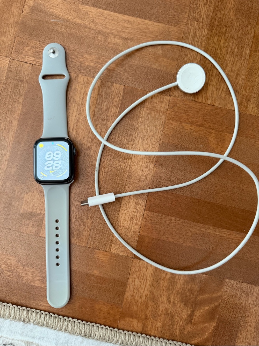Apple Watch with Light Gray Sport Band serie 5